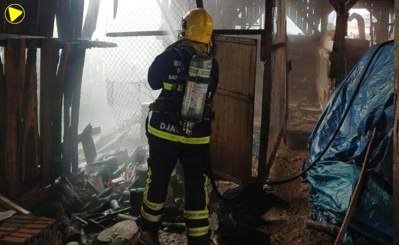 Incêndio atinge galpão agrícola e mata 35 galinhas em Itapiranga