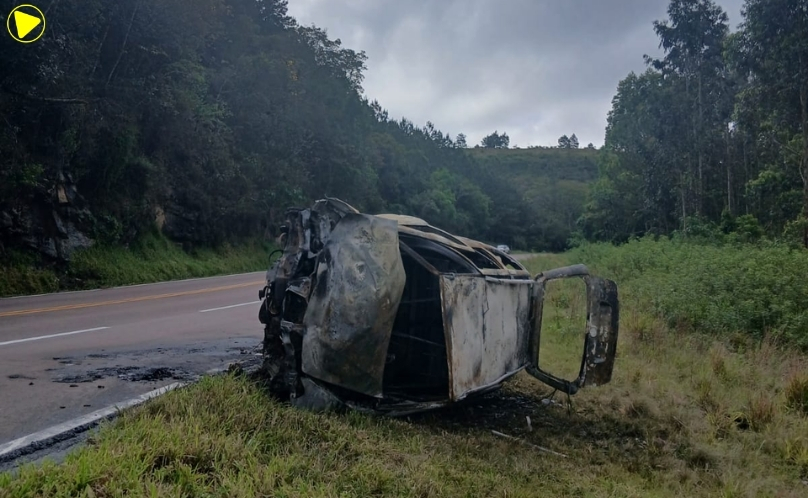 Carro pega fogo e deixa mulher ferida na PR-090