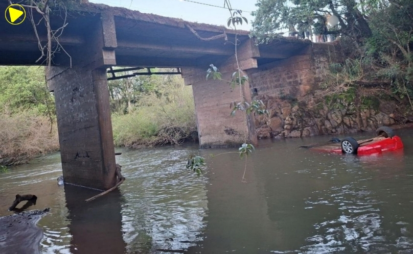 Mulher de 64 anos morre após carro sair de ponte e cair em rio