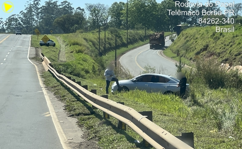 Acidente entre carros deixa mulher ferida na PR-160