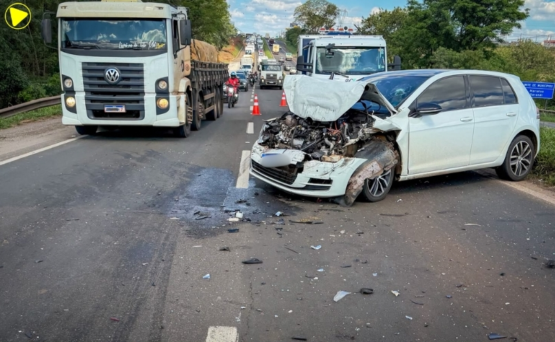 Acidente envolvendo três carros deixa dois feridos na BR-376