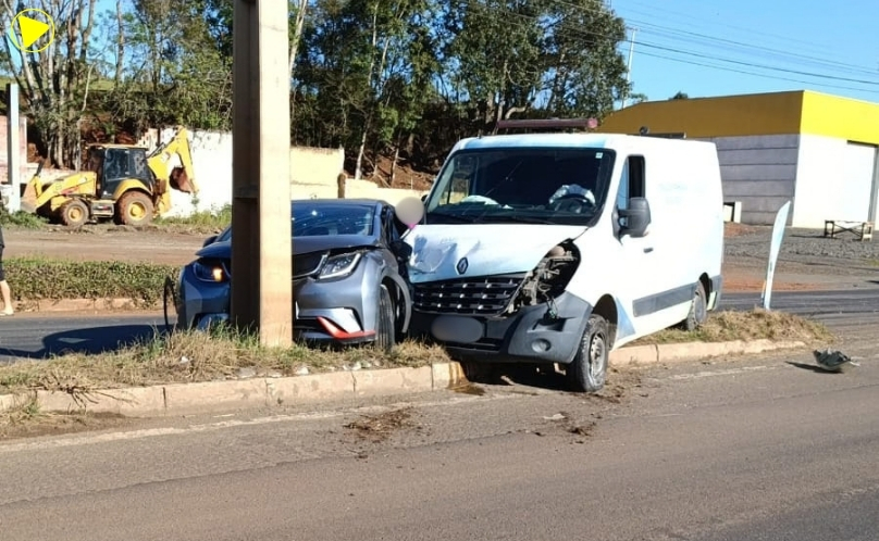 Carro e ambulância colidem na BR-153 em Irati