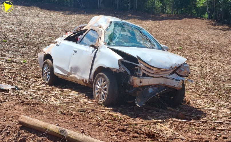 Veículo sai da pista e capota na PR-493