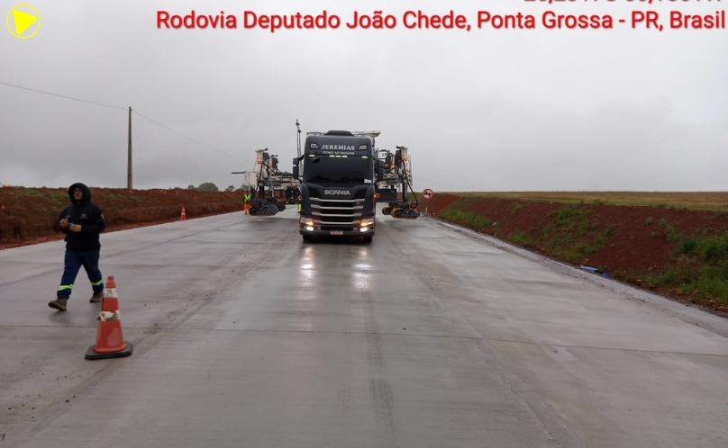 Caminhão tomba após desviar de veículos na PR-170