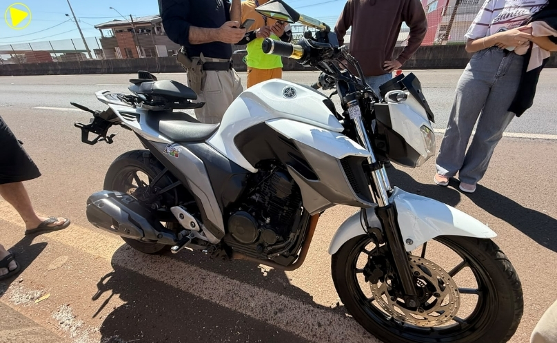 Motociclista perde controle e bate contra guardrail na BR-376