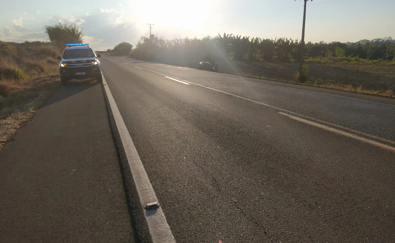 Celta capota na BR-163 e motorista é levado ao hospital