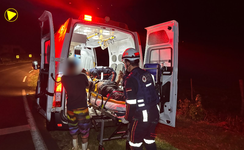 Homem fica ferido após carreta tombar na “Garganta do Diabo”