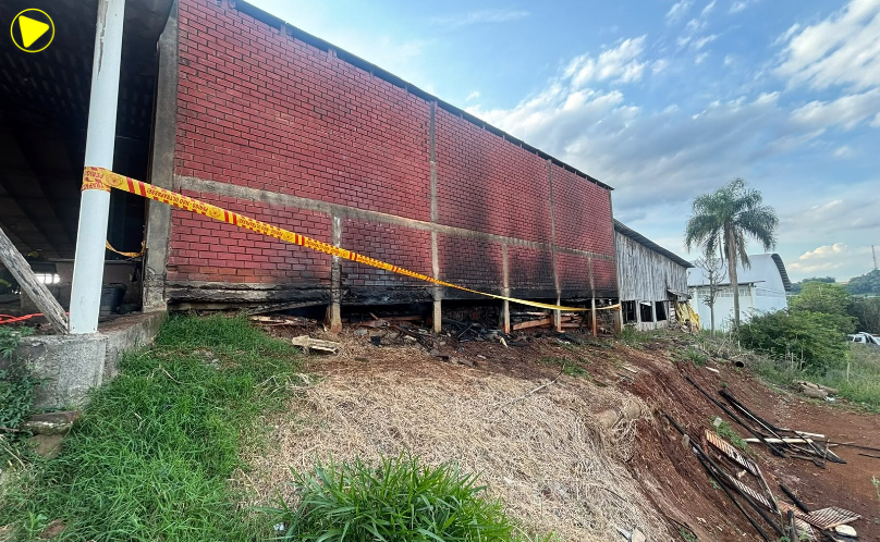 Incêndio atinge parte de barracão de 1,5 mil m² em Cunha Porã