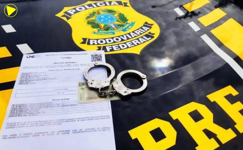 PRF prende quatro passageiros com mandados de prisão na BR-116