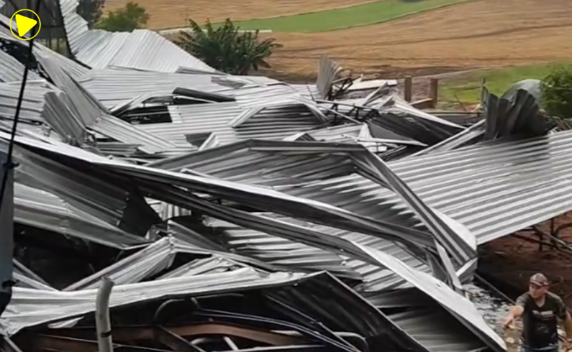 Temporal destrói galpão de ordenha no interior de Dionísio Cerqueira