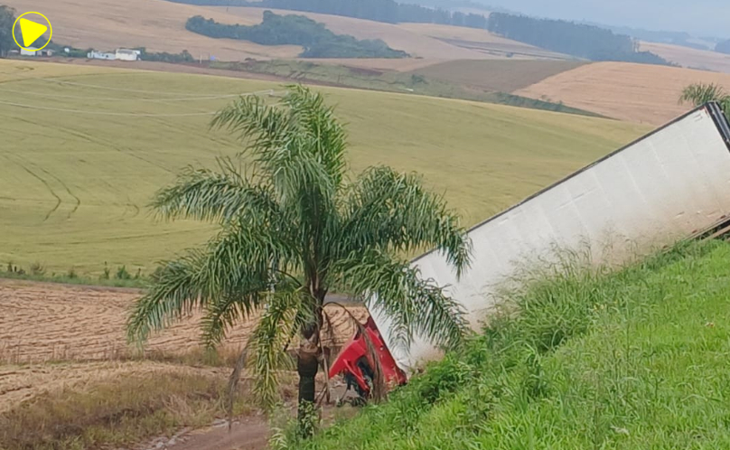 Caminhão desce ribanceira após acidente na PRC-280
