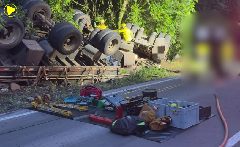 Motorista fica preso às ferragens após caminhão tombar na BR-282