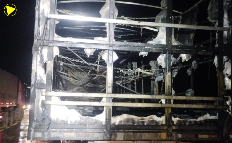 Carreta pega fogo na PR-466, em Guarapuava