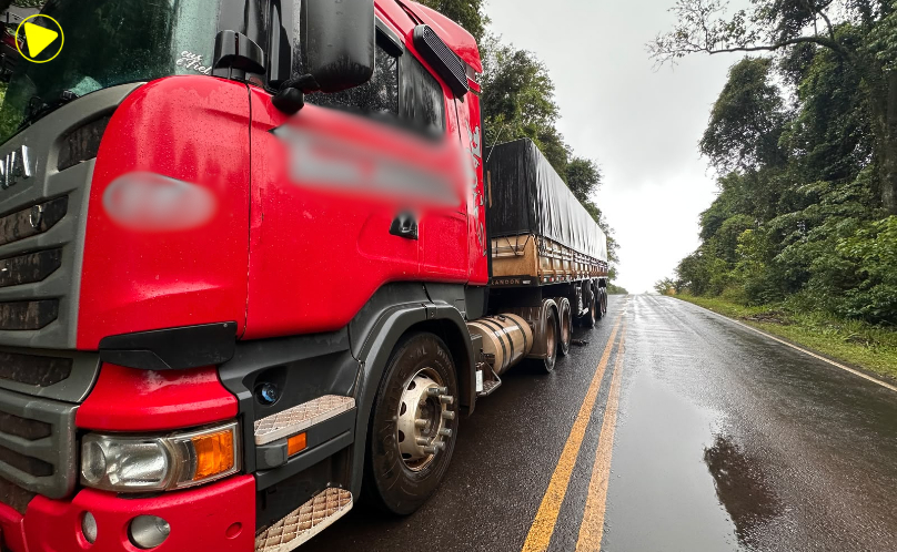 Carreta apresenta problema mecânico e fica parada na PR-481