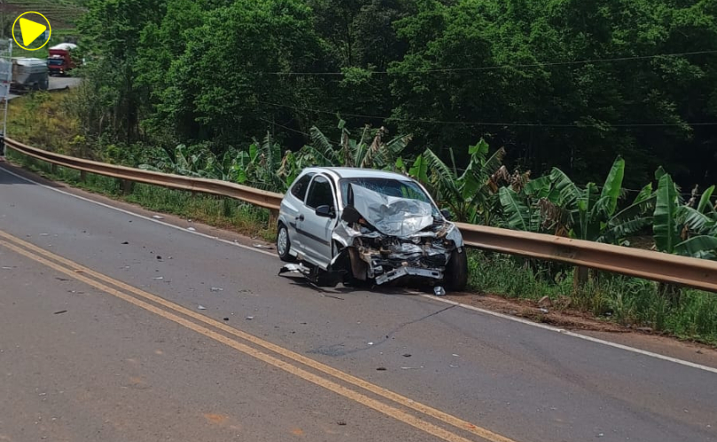 Acidente entre carro e caminhão deixa mulher ferida