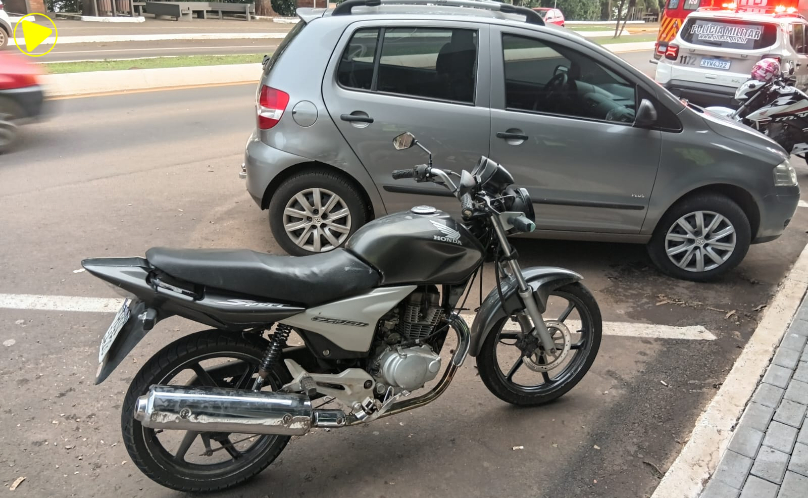 Acidente entre carro e moto deixa homem ferido