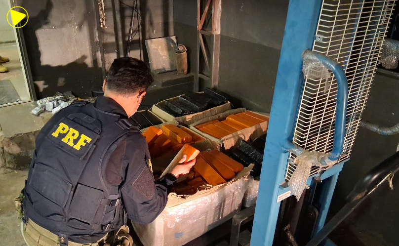 PRF apreende quase 250 kg de maconha em caminhonete na BR-277