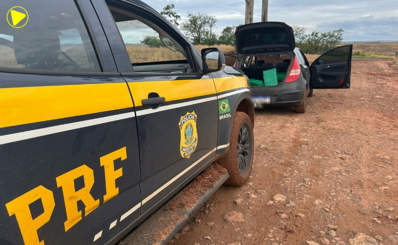 PRF encontra 154 kg de drogas em carro abandonado após fuga