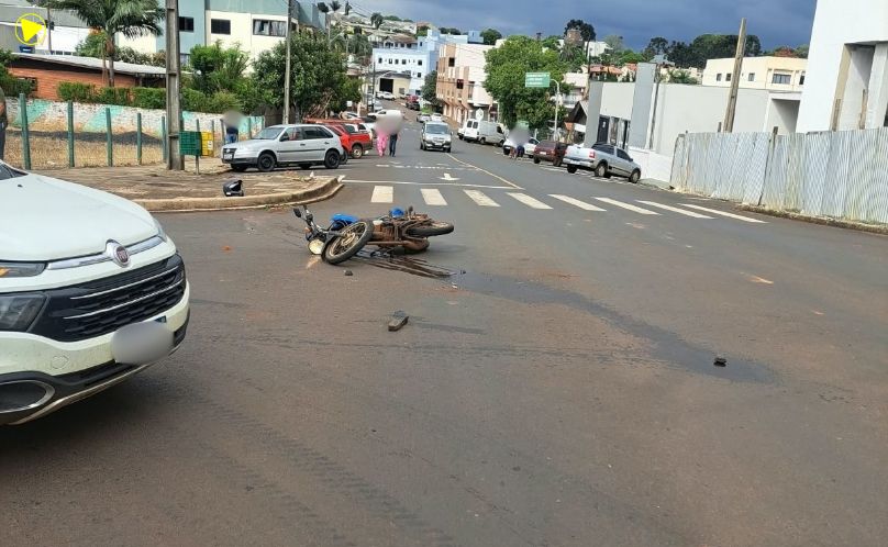 Motociclista fica ferido após acidente com carro em Coronel Vivida