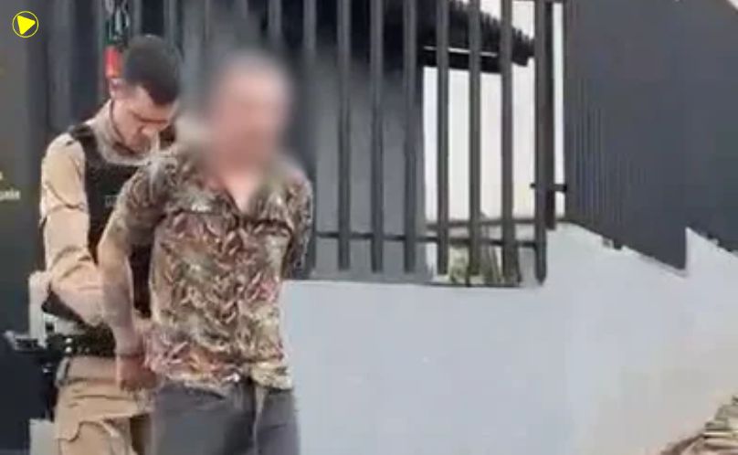 Procurado por feminicídio, homem é preso dentro de casa