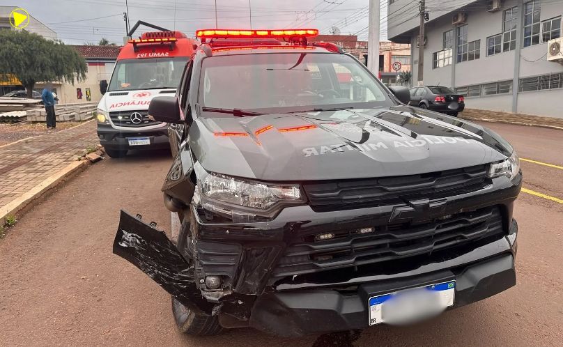 Acidente entre carro de passeio e viatura do BPFRON é registrado no centro de Santo Antonio do Sudoeste