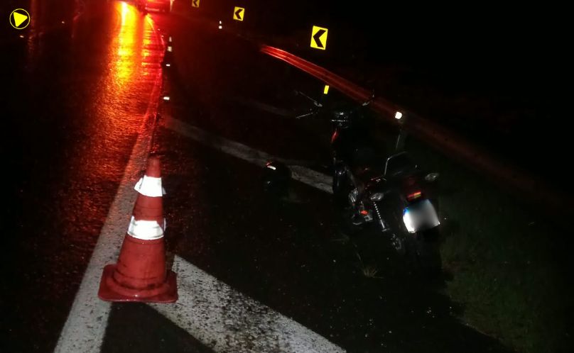 Dois jovens ficam feridos após motocicleta atingir defensa metálica