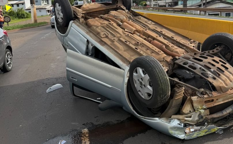 Capotamento deixa pista parcialmente interditada em Chapecó