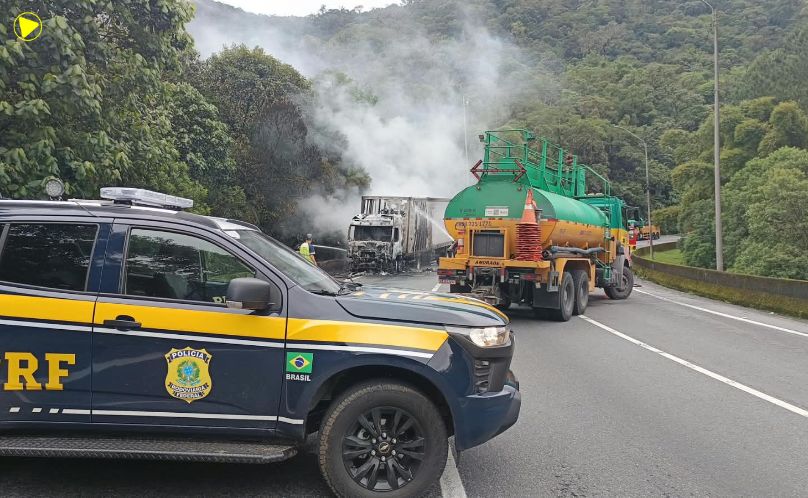 Incêndio em veículo de carga interdita BR-376