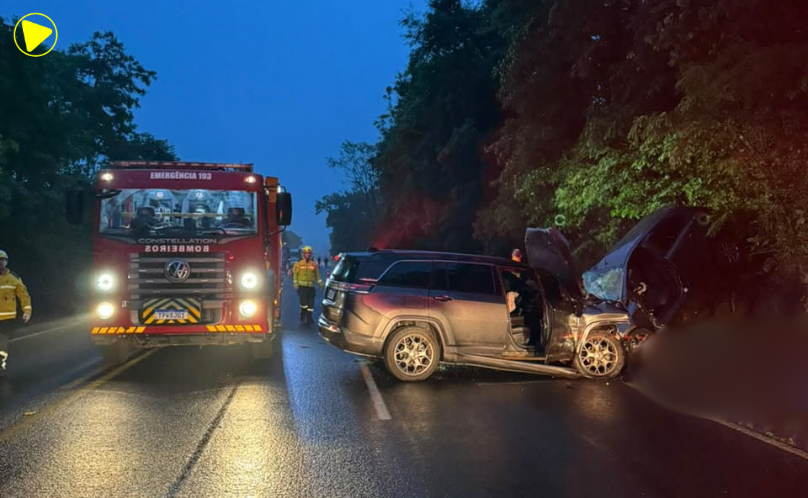 Colisão frontal deixa duas pessoas mortas e uma ferida