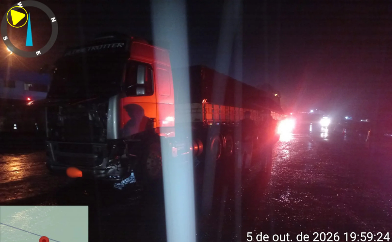 Colisão frontal entre caminhão e carro deixa homem morto na PRC-466