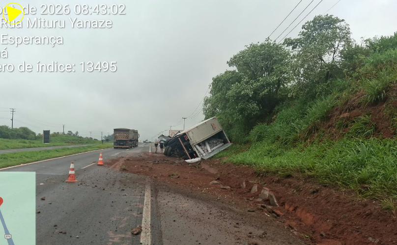 Carreta baú tomba às margens da BR-376
