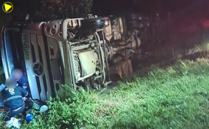 Caminhoneiro fica ferido após tombamento na PR-090 em Piraí do Sul