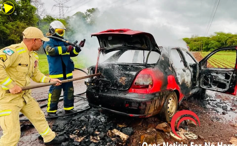 Carro fica completamente destruído após pegar fogo