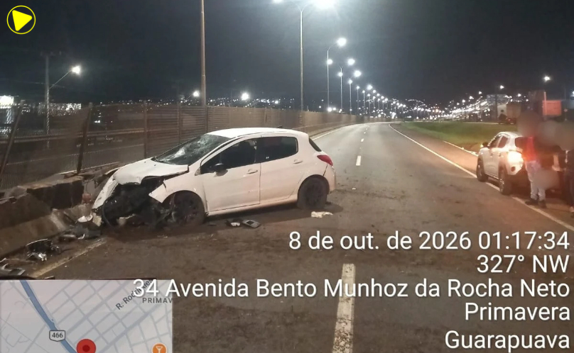 Carro bate contra mureta na PR-466 e deixa três pessoas feridas