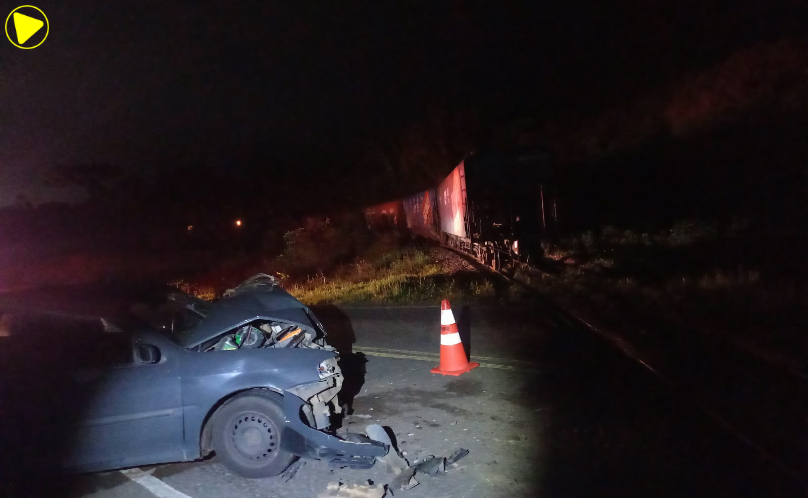 Carro é atingido por locomotiva e deixa jovem ferido na PR-438