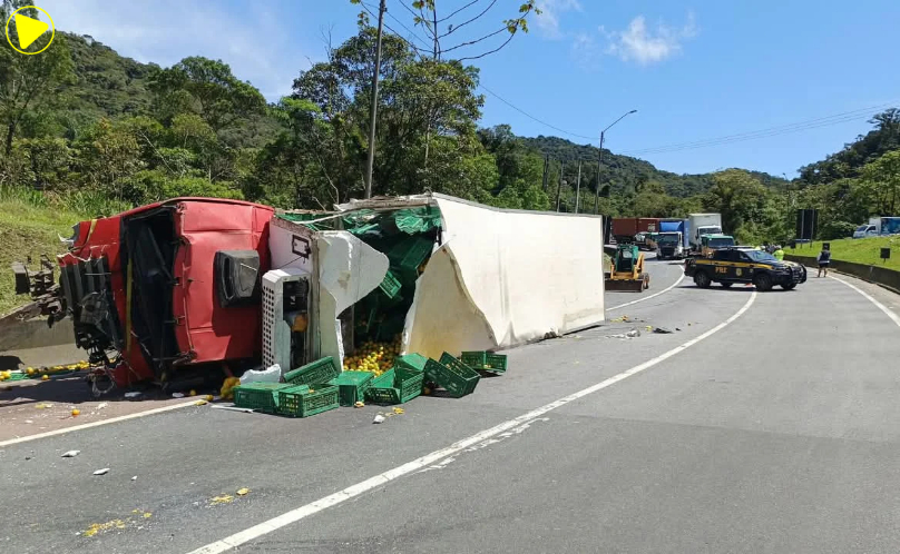 Tombamento de caminhão envolve sete veículos e deixa motorista ferido na BR-376