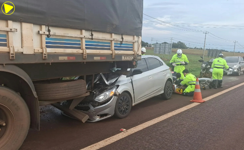 Carro fica preso em carreta após colisão na BR-369