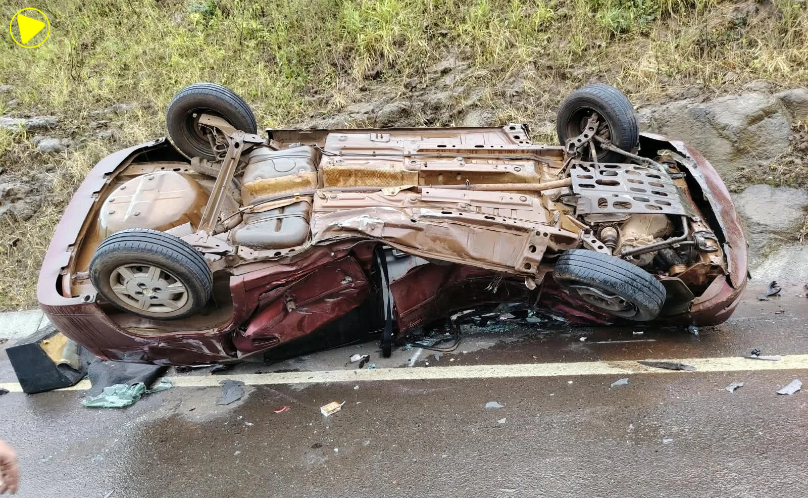 Mulher fica ferida após colisão entre carro e caminhão na BR-282