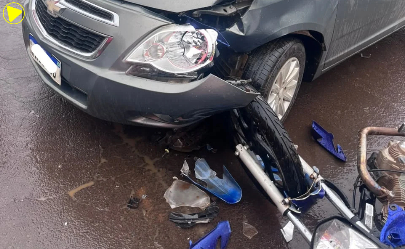 Bombeiros atendem acidente entre carro e moto