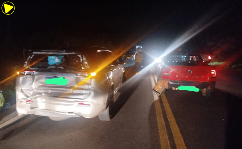 Engavetamento entre caminhão e três carros deixa mulher ferida na BR-282