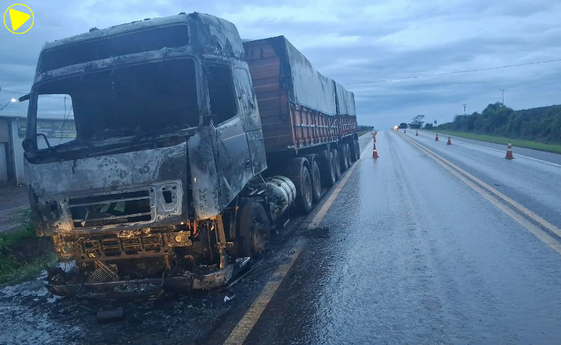 Caminhão trator é destruído por incêndio na BR-369
