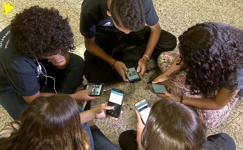 Levantamento mostra que 52% aceitam celular próprio para crianças até os 12 anos