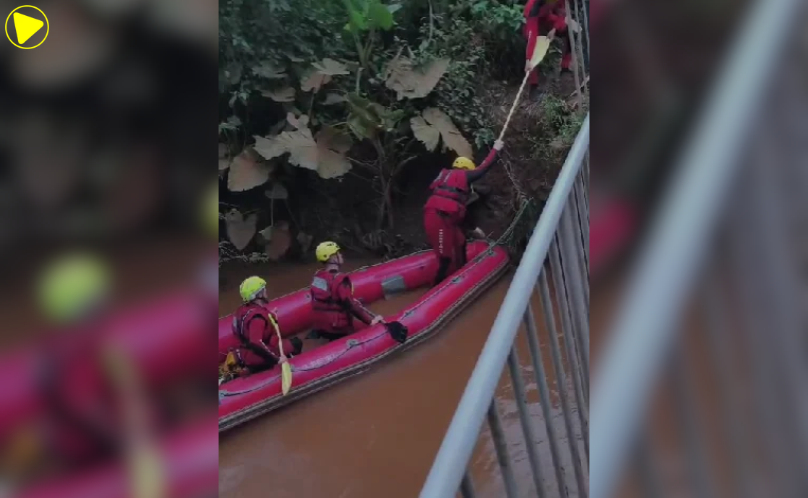 Bombeiros realizam buscas no Rio Moraes, em São Carlos
