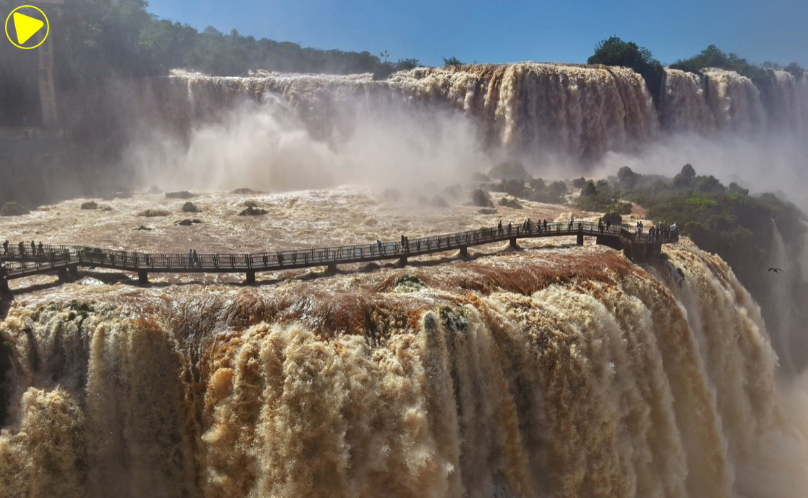 Passarela das Cataratas do Iguaçu é interditada após aumento da vazão do rio