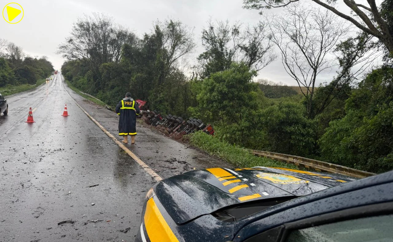 Colisão entre carro e bitrem carregado com álcool deixa um morto na BR-369