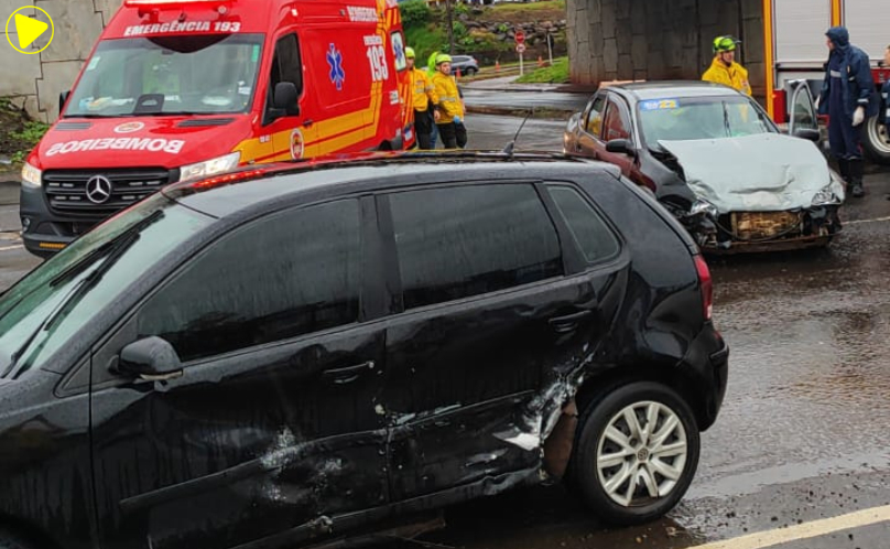 Colisão entre veículos de passeio mobiliza bombeiros na BR-480
