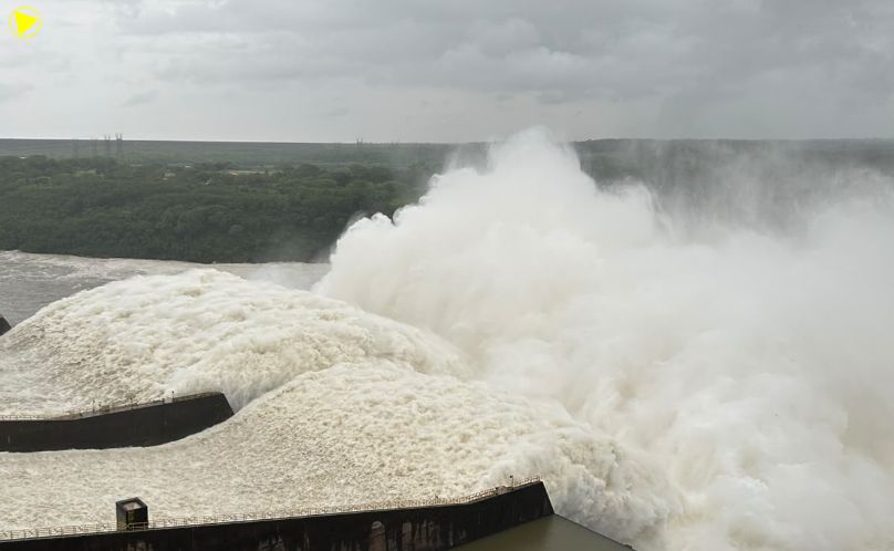 Itaipu abre segunda calha e eleva vazão de água no vertedouro