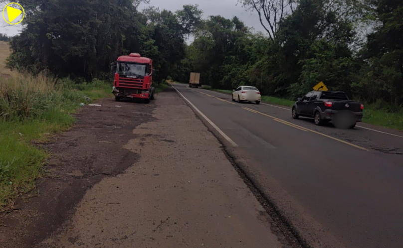 Duas pessoas ficam feridas em colisão frontal na PR-487