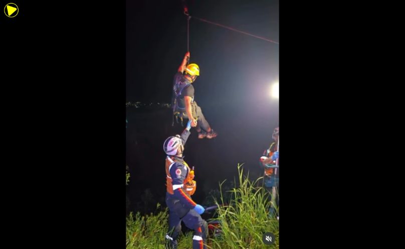 Motorista é resgatado após carro cair em barranco 