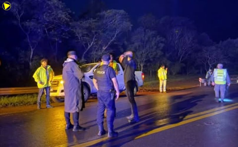 Por la crecida de los arroyos Paranay y Piray Guazú cortaron la Ruta Nacional 12 en dos sectores y establecieron desvíos